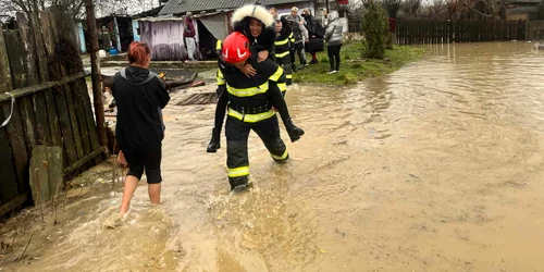 Localnici evacuați din calea apelor  Foto ISU Hunedoara (4) jpg