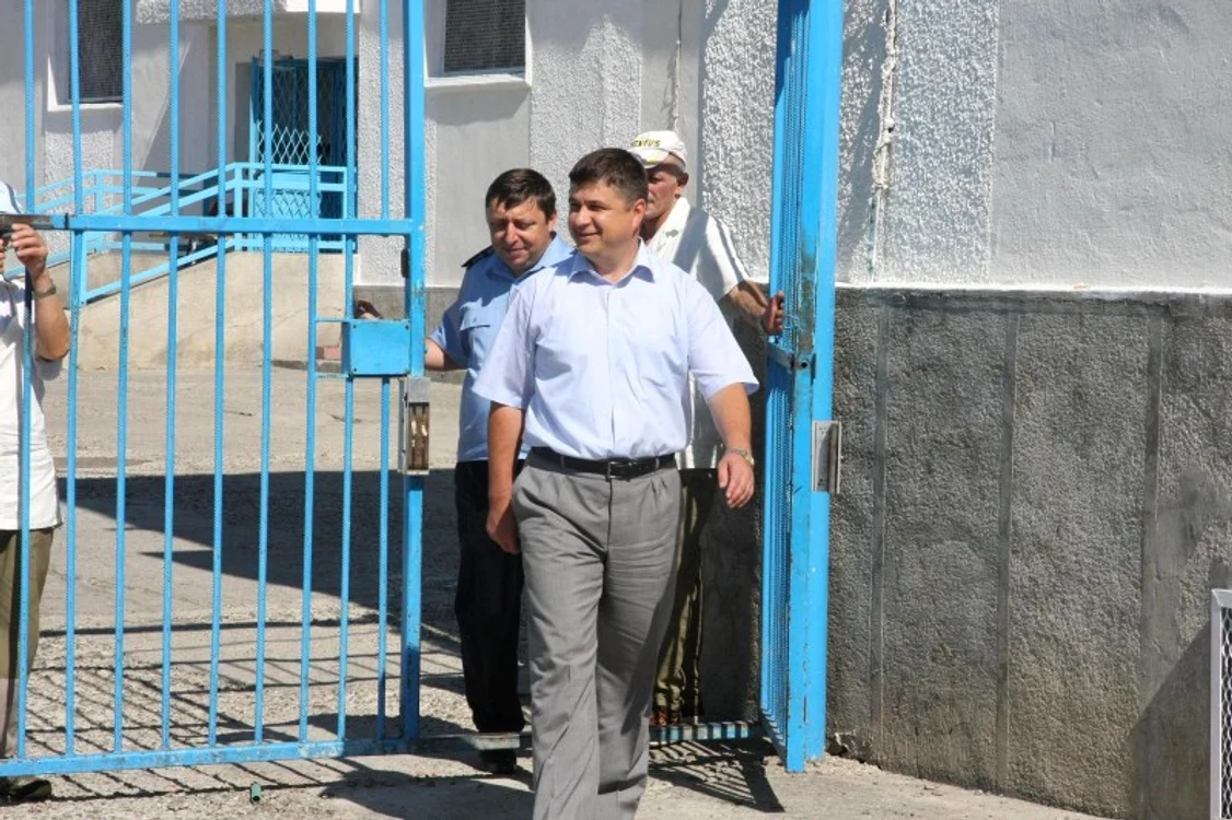 
    Șeful Penitenciarului Iași, Marius Vulpe părăsește funcția nu pentru că au cerut deținuții ci pentru că a fost promovat  