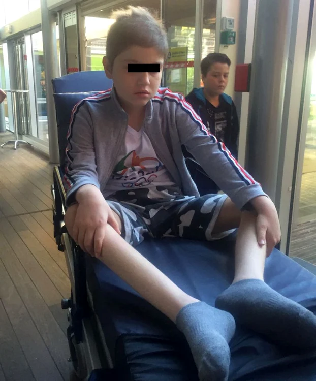 Luca se recuperează la un centru modern, unde merge la o şcoală specială