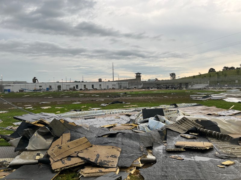 Momentul în care acoperişul unei închisori este smuls de vânt, în timpul unei furtuni devastatoare în Nebraska. Deţinuţii au fost relocaţi