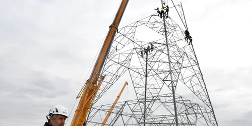 muncitori constructie stalpi inalta tensiune  Foto Transelectrica 2 jpg