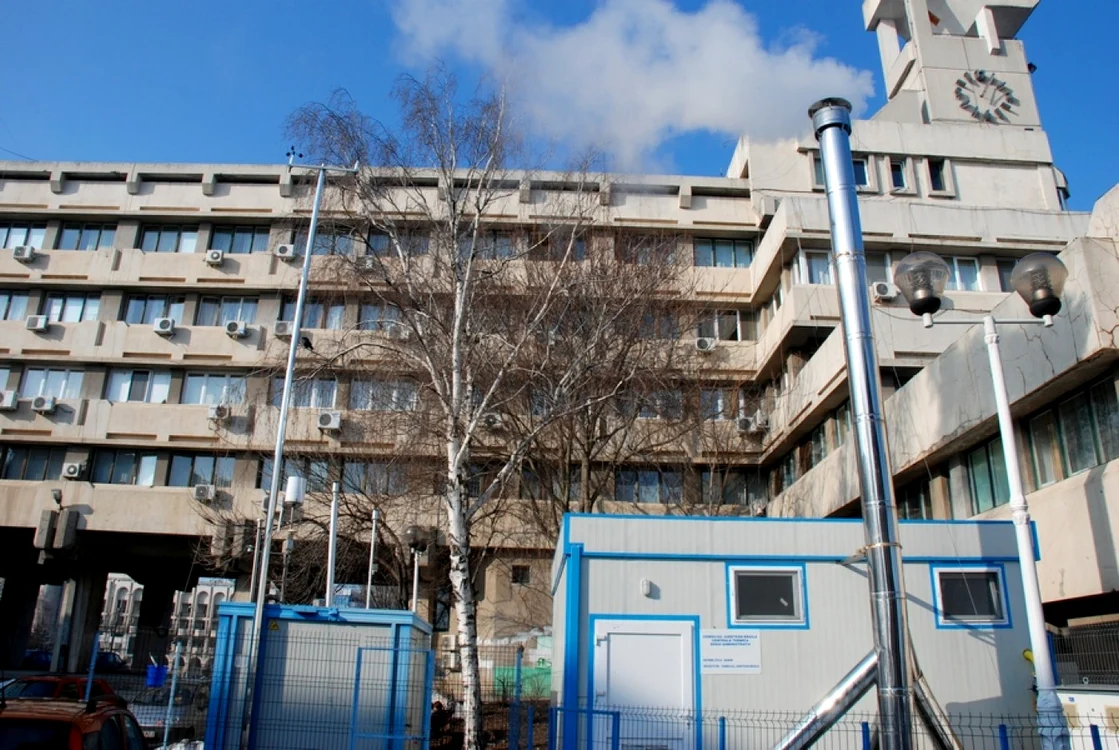 Noxele degajate de centrala pe gaze se duc exact peste senzorii staţiei de monitorizare a calităţii aerului   FOTO Florentin Coman