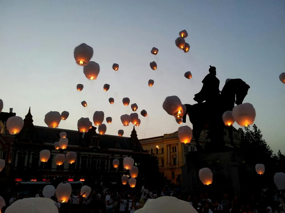 Sute la lampioane vor fi aprinse în Piaţa Sfatului. FOTOArhivă.
