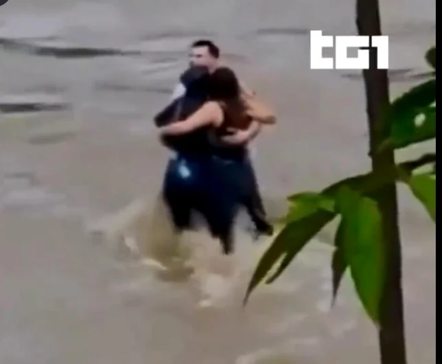 Cei trei au rămas îmbrățișați, în mijlocul viiturii FOTO: captura video 