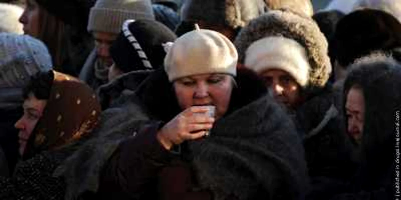 Întro minută reuşesc să pupe relicva 40 de ruşi
