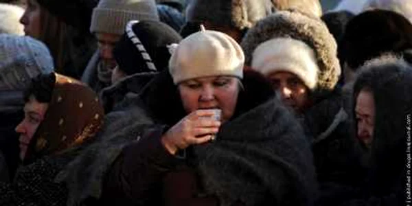 Întro minută reuşesc să pupe relicva 40 de ruşi
