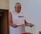 Este atent la tavă, să nu răstoarne farfuriile 