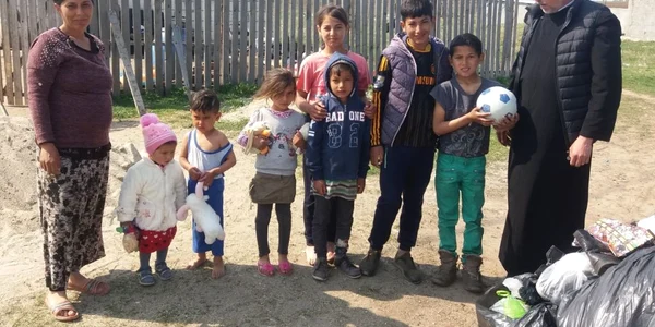 copiii care merg pe jos 5 kilometri la scoală
