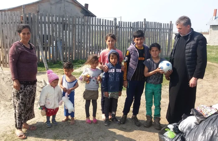 Cinci dintre fraţii Bairam merg zi de zi la şcoală, deşi parcurg 5 kilometri pe jos