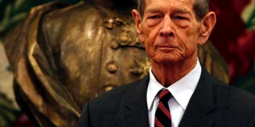 Regele Mihai vegheat de statuia Regelui Carol I