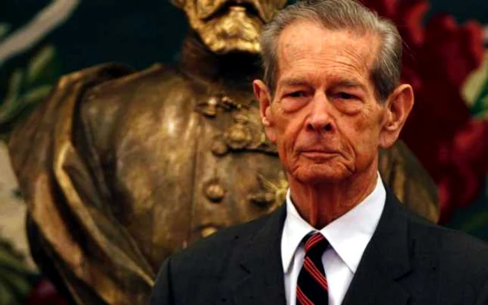 Regele Mihai vegheat de statuia Regelui Carol I