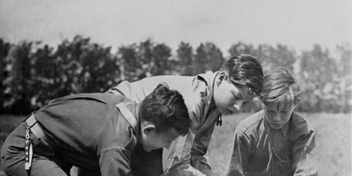 Principele Mihai al României pregătește o masă cu camarazii săi cercetași în România în iulie 1935 Foto KEYSTONE FRANCEGamma Rapho via Getty Images jpeg