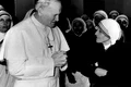 Momentul întâlnirii dintre Papa Ioan Paul al II lea și Maica Tereza jpeg