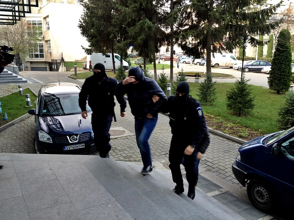 13 persoane au fost reţinute în dosarul contrabandei cu ţigări la graniţa cu Ucraina. FOTO: Dinu ZARĂ