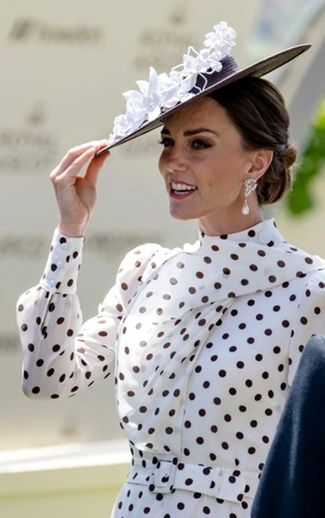 Kate Middleton la Royal Ascot în buline (10) jpg