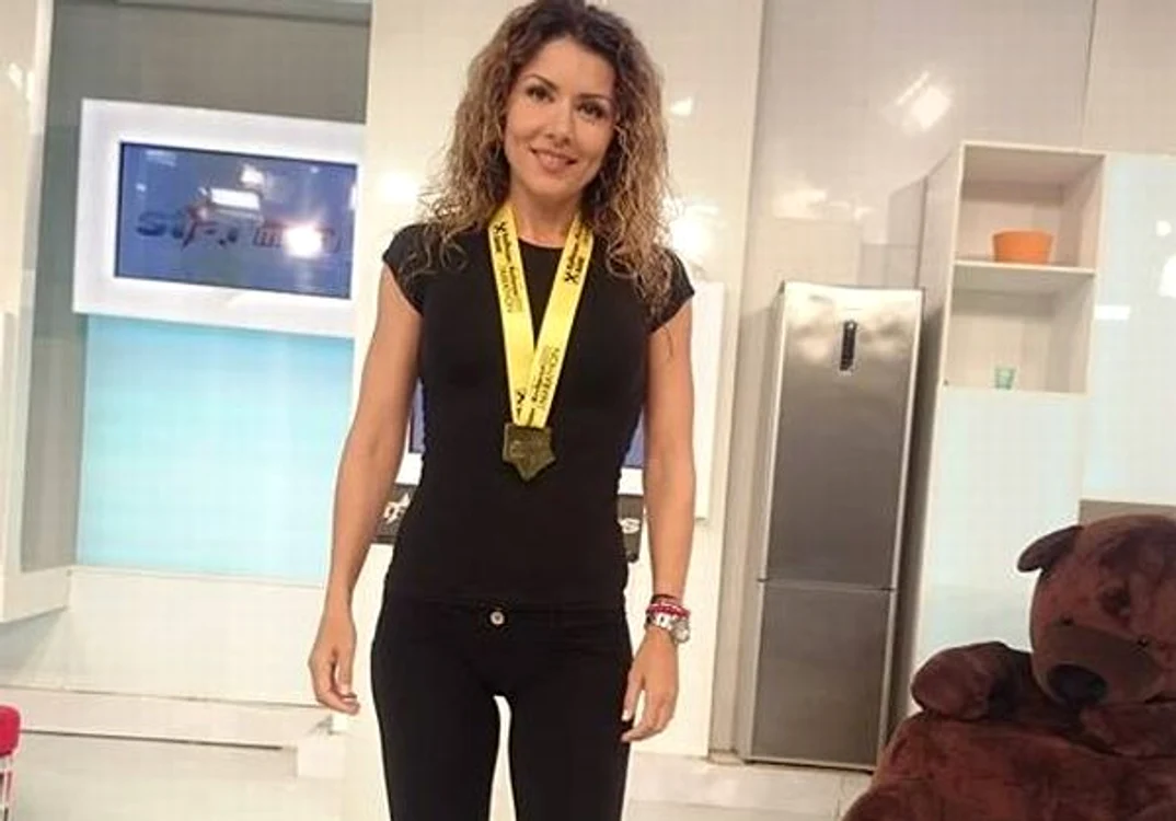 
    La două zile de la maraton, Carmen a povestit că nu poate să poarte încă pantofi cu toc foto: arhiva personală  