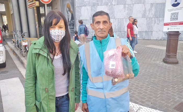 
    A plâns de fericire  când a semnat actele  pentru locuinţă Foto: Facebook/Solidaritaté  