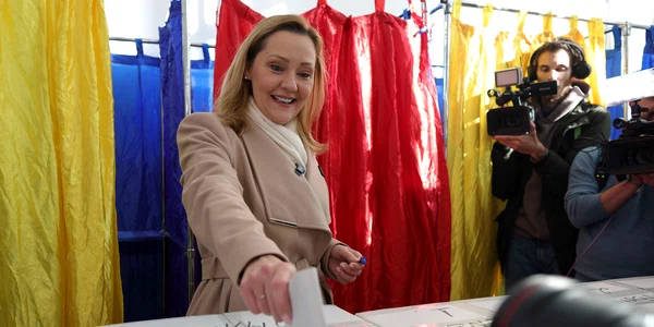Candidatul USR la funcția de președinte, Elena Lasconi, votează în primul tur al alegerilor prezidențiale, în București. FOTO Inquam Photos / Octav Ganea