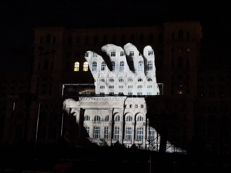 Cel mai mare spectacol de video mapping, sabotat de o lumină uitată aprinsă la Parlament: „Rușine, ați stricat tot!“