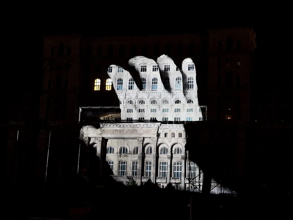 Lumina lăsată aprinsă într-un birou din Palatul Parlamentului FOTO Facebook/Mihai Ghior