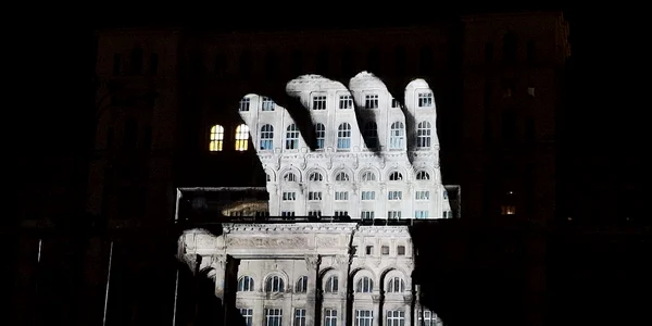 palatul parlamentului, lumina lasata aprinsa FOTO Facebook Mihai Ghior jpg