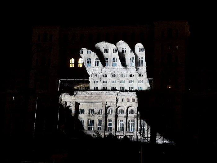 Lumina lăsată aprinsă într-un birou din Palatul Parlamentului FOTO Facebook/Mihai Ghior