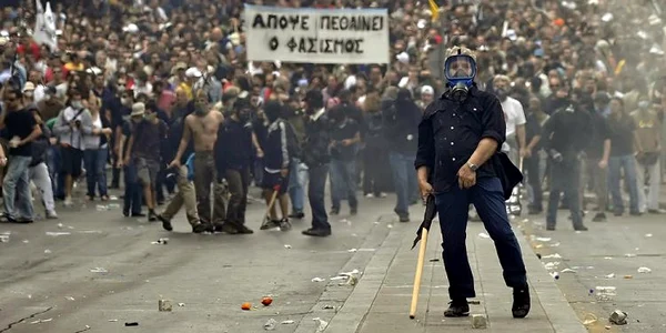 Mii de greci au protestat faţă de măsurile de austeritate