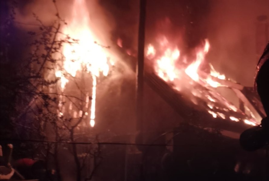 Trei oameni găsiți morți în urma a două incendii produse în Dâmbovița, la distanță de câteva ore