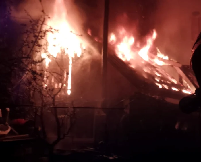 Anexa gospodărească a ars. FOTO: ISU CLUJ