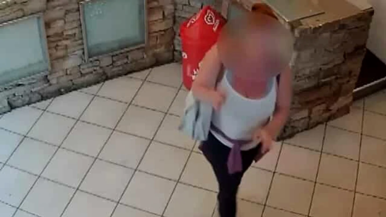 Femeia părăsește hotelul fără să plătească