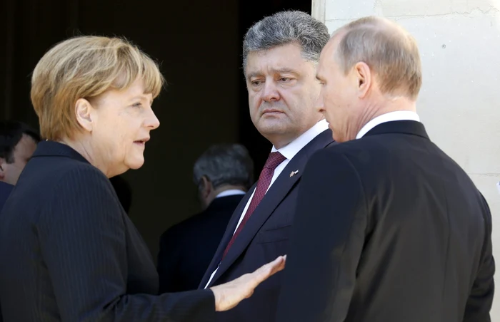 Preşedintele ales al Ucrainei, Petro Poroşenko (centru) a discutat cu liderul de la Kremlin sub privirile atente ale cancelarului cerman Angela Merkel FOTO Reuters