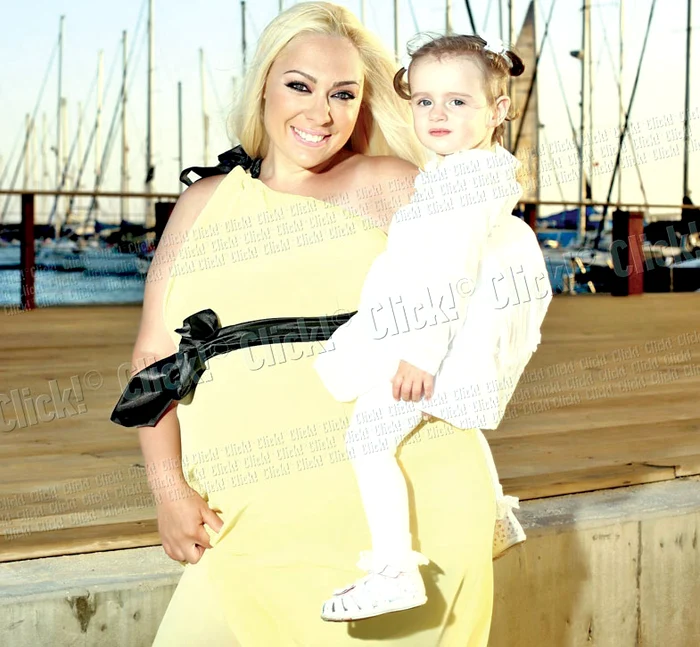Fetiţa Giuliei, Caroline, are doar un an şi jumătate, dar ştie că în burtica mamei „se coace” o surioară