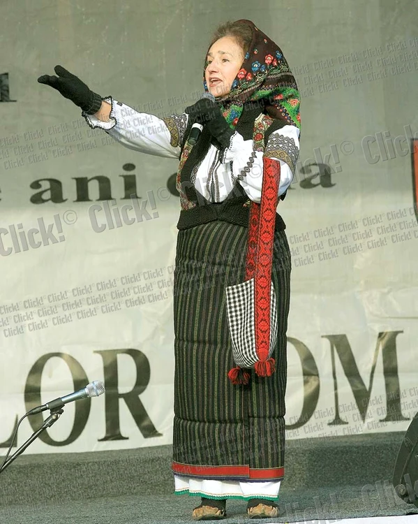 
    Sofia Vicoveanca nu se  departe la nicio apariţie  publică de traista ei (FOTO: CLICK!)  