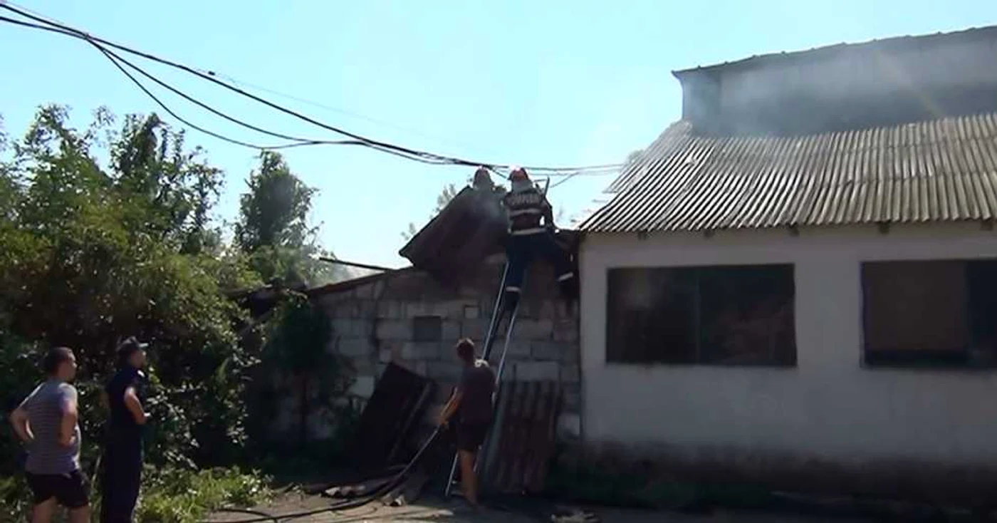 Pompierii au fost chemaţi să stingă un compresor în flacari