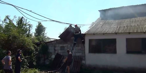 Pompierii au fost chemaţi să stingă un compresor în flacari