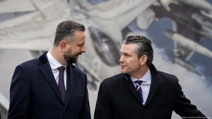 Secretarul apărării Pete Hegseth (dreapta) şi omologul său polonez Wladyslaw Kosiniak-Kamysz 