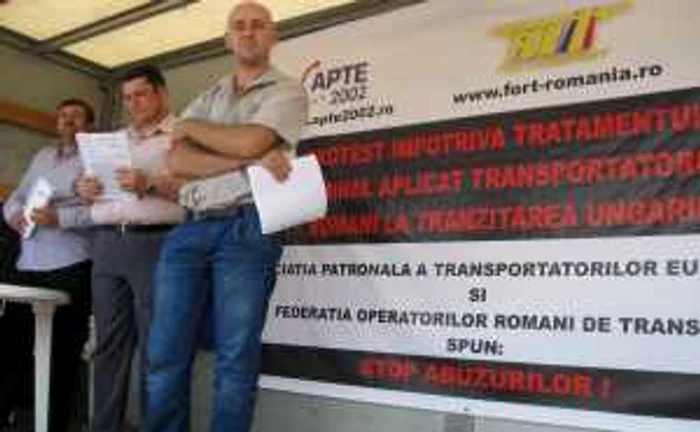 Arad: VIDEO Transportatorii au protestat împotriva abuzului criminal al autorităţilor din Ungaria (GALERIE FOTO)