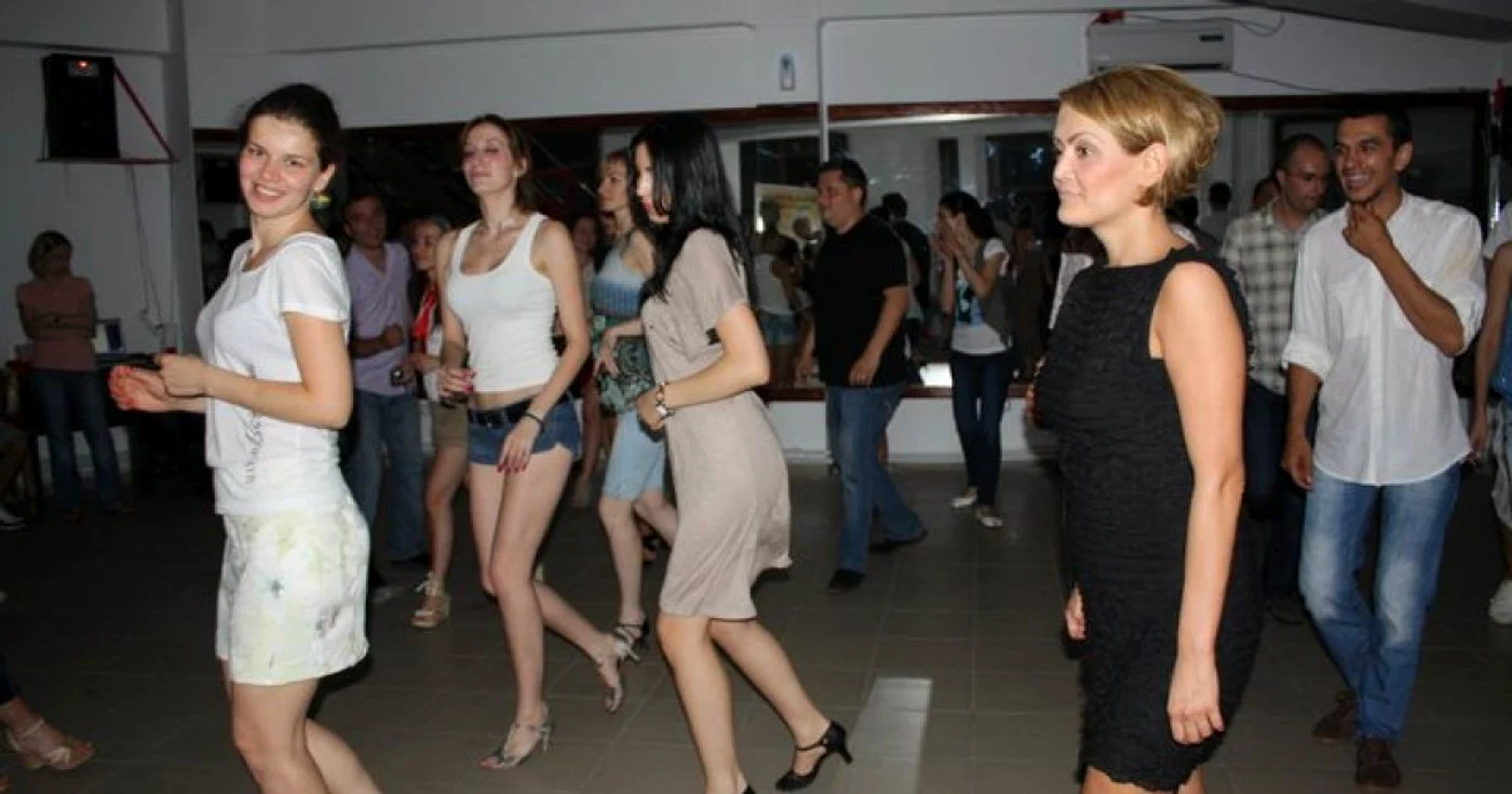 Adulţii sunt încurajaţi să danseze