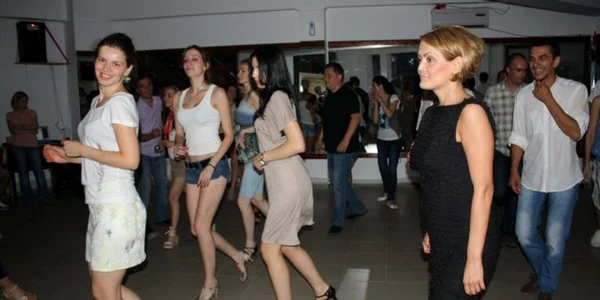 Adulţii sunt încurajaţi să danseze