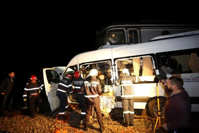 
    Planul roşu de intervenţie după ce un microbuz cu pasageri a fost lovit de un trenFoto News.ro  