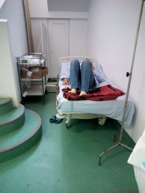 
    La Iași, ambulanțele cu bolnavi așteaptă la rând pentru ca medicii să găsească paturi libere în spitalfoto: News.ro  