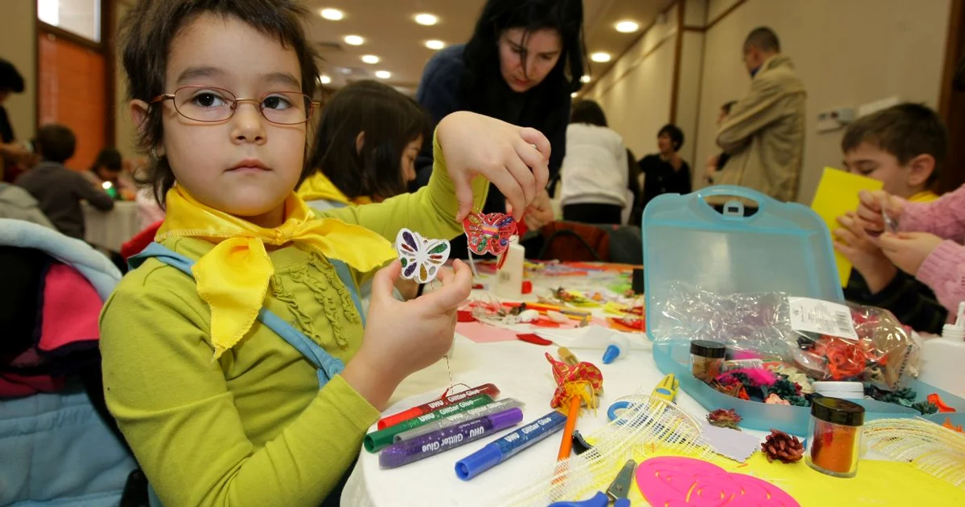Copiii sunt cei mai bucuroşi să confecţioneze mărţişoare