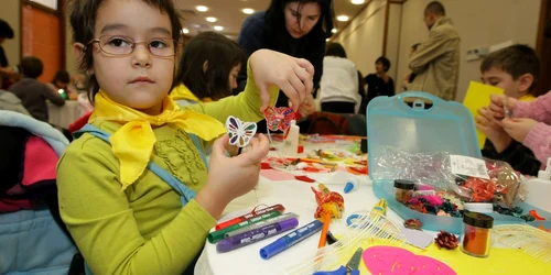 Copiii sunt cei mai bucuroşi să confecţioneze mărţişoare