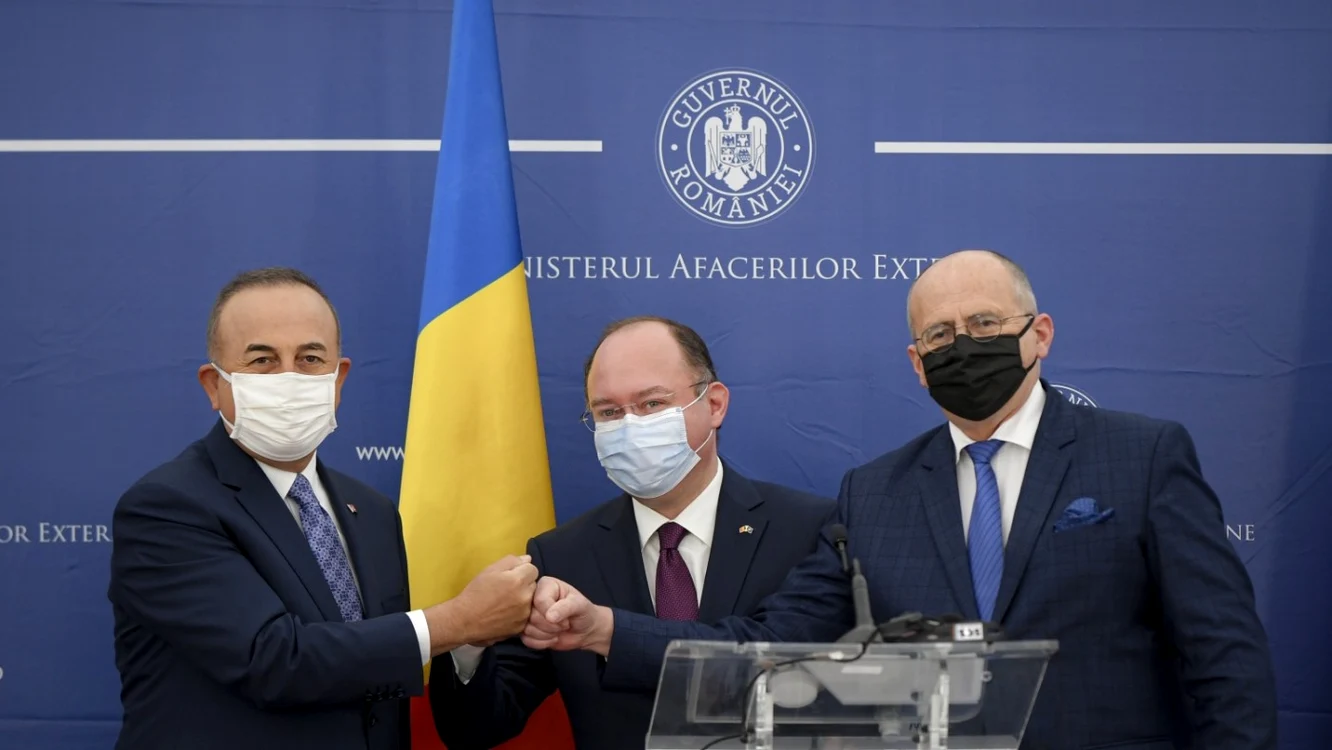 Mevlut Cavusoglu, Bogdan Aurescu şi Zbigniew Rau, la finele sesiunii plenare a Reuniunii Trilaterale pe teme de securitate România Polonia şi Turcia. Foto: ANDREEA ALEXANDRU / MEDIAFAX FOTO