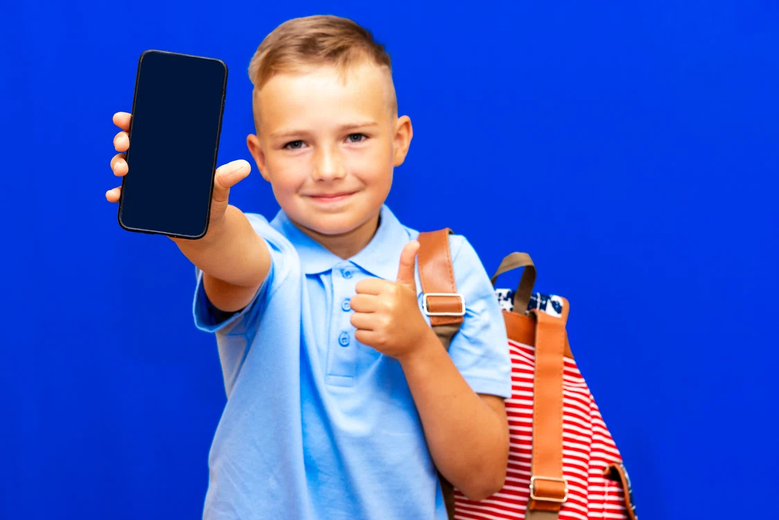 elev cu telefonul mobil în mână