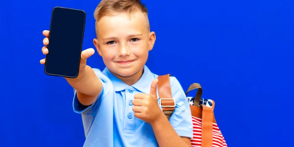 1 baiat cu telefon mobil 1804834534 jpg jpeg