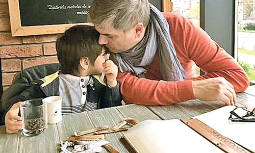 Alături de fiul său  Tudor, cu care se  hârjonește jpeg