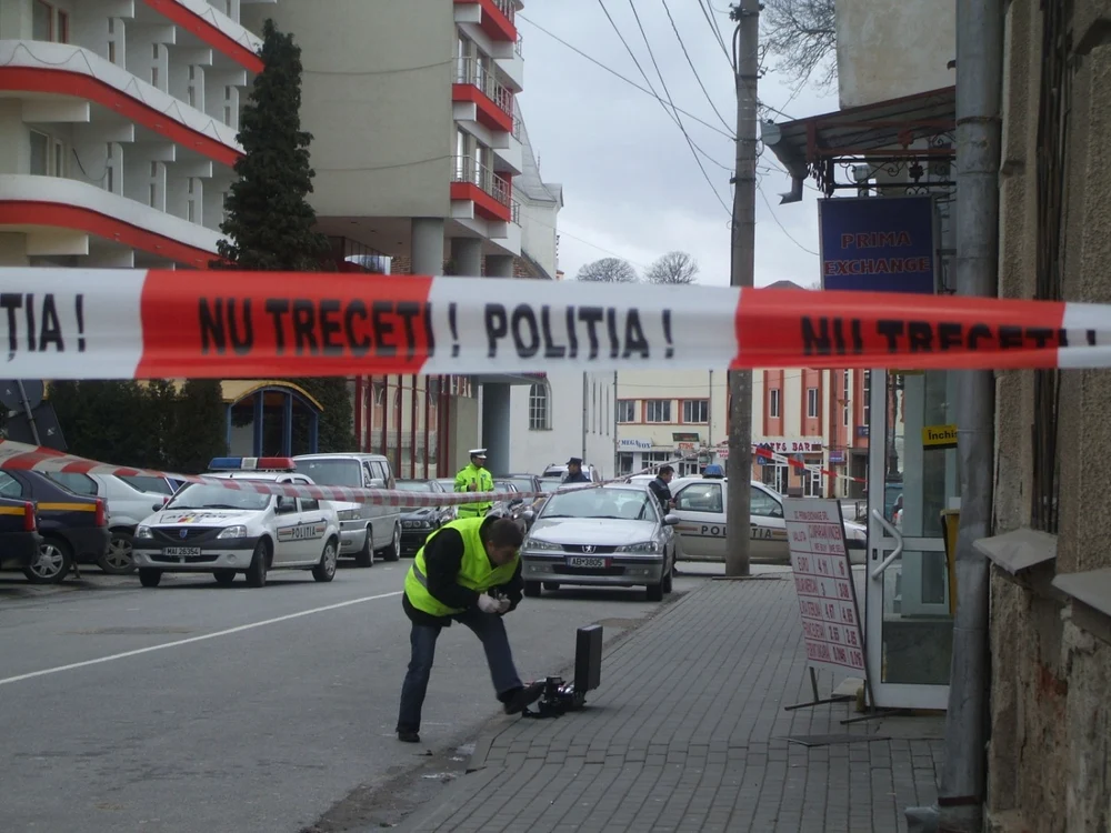 Poliţişti investigând jaful FOTO Adevărul