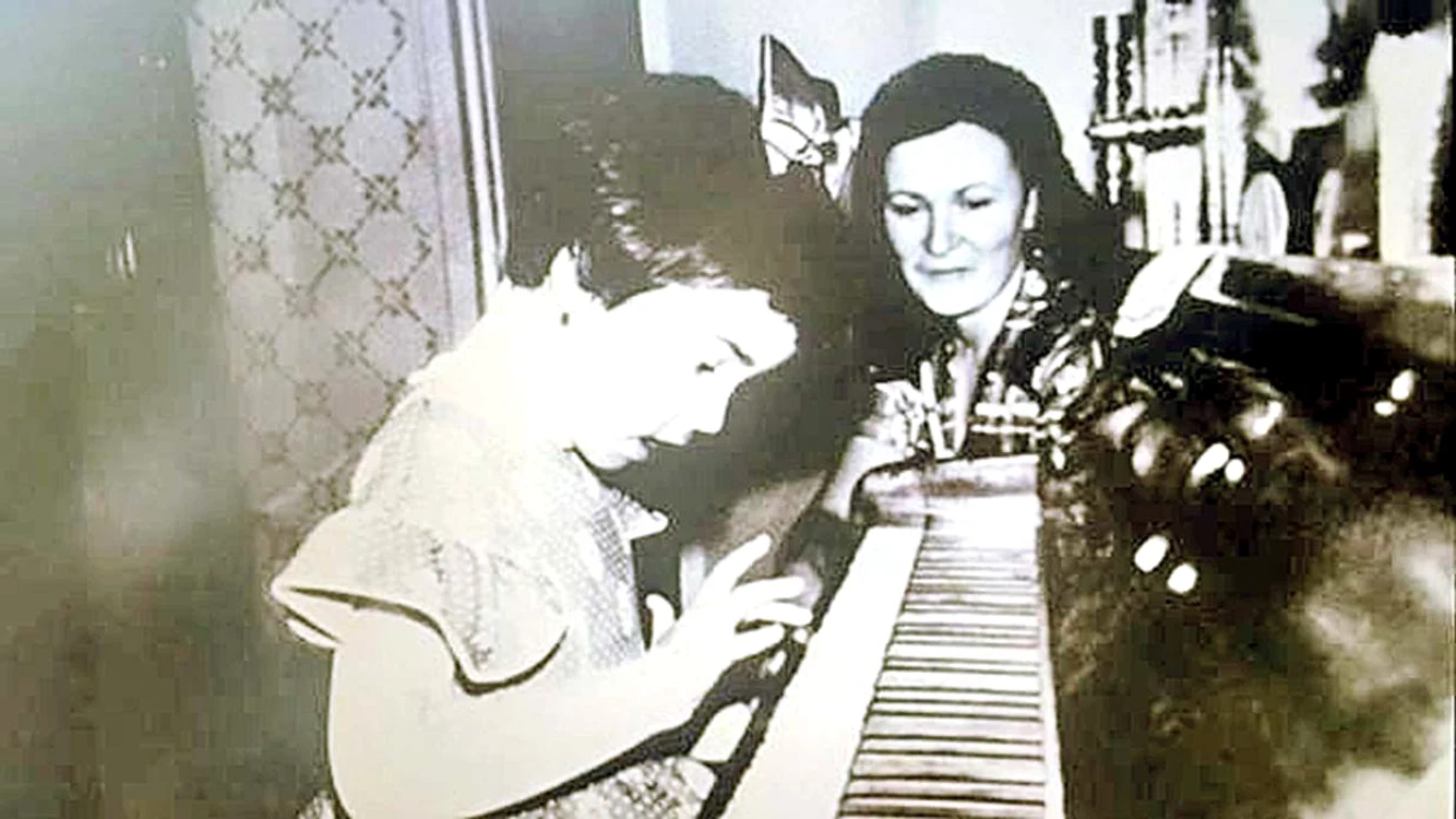1983 Andreea Marin, alături de mama ei, care a  murit într-un accident de mașină