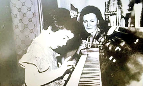 1983 Andreea Marin, alături de mama ei, care a  murit într un accident de mașină jpeg